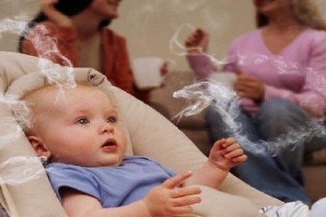 bố mẹ tuyệt đối không cho trẻ tiếp xúc với khói thuốc lá nhất là khi trẻ đã bị ho
