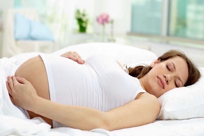 bà bầu nằm ngủ