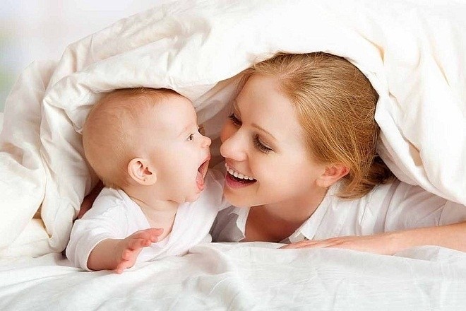 chăm sóc trẻ sơ sinh đòi hỏi sự tỉ mỉ của bố mẹ