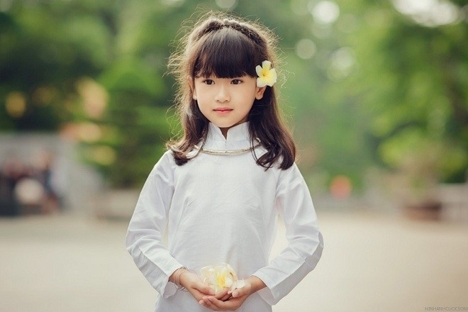 bé gái mặc áo dài