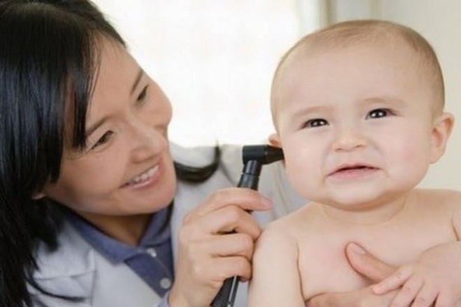 đưa trẻ đi gặp bác sĩ ngay khi trẻ không phản ứng với những âm thanh lớn