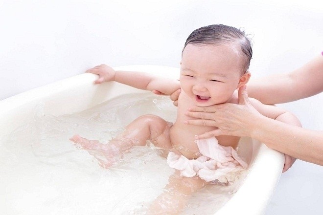 mẹ có thể dùng mật ong để hỗ trợ điều trị khô da cho bé