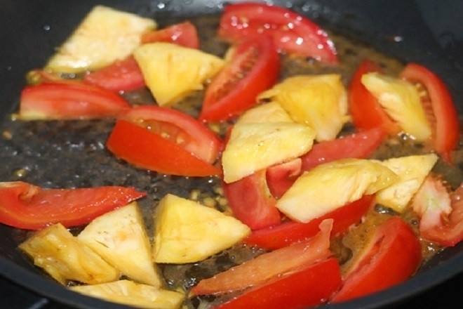 xào cà chua và dứa