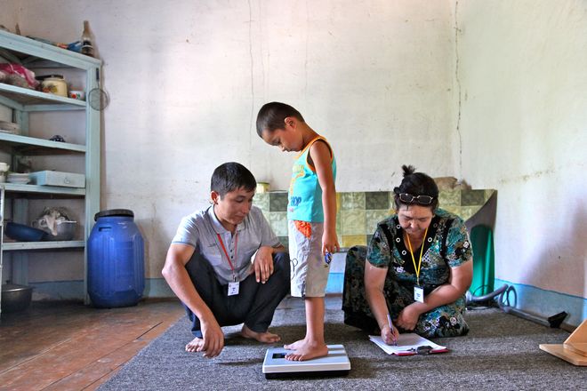 đo cân nặng cho bé trai