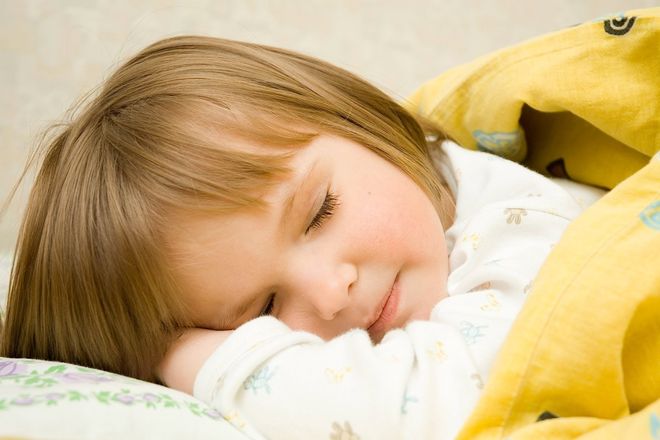 bé gái đắp mền nằm sấp ngủ