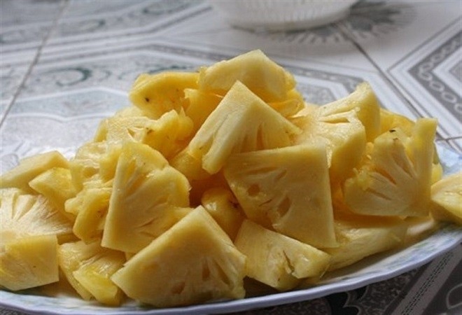 dứa được cắt thành miếng vừa ăn