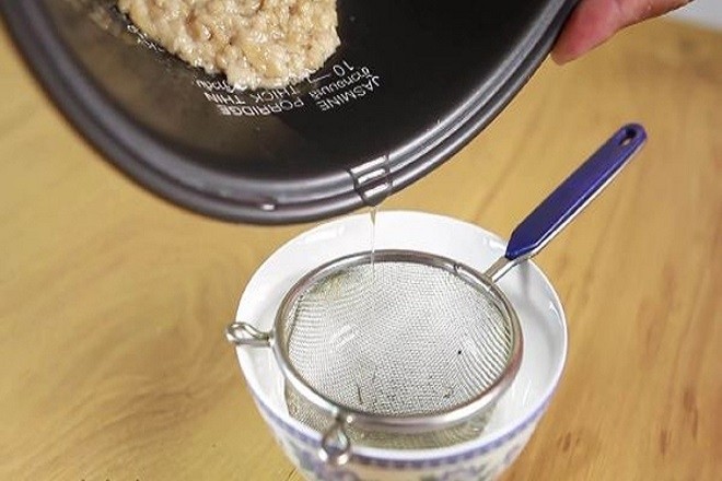 chiết dầu dừa ra chén