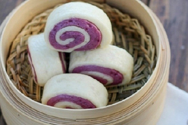 để bánh không bị dính bạn nên thoa 1 ít dầu xuống đáy bột
