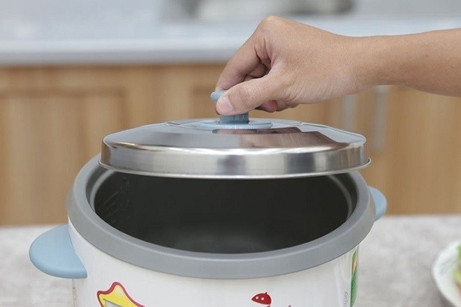 không nướng bánh bông lan bằng nồi cơm nắp rời
