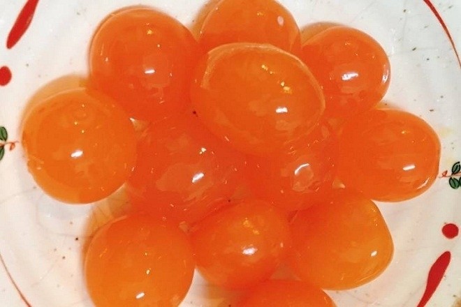 hấp lòng đỏ trứng muối trong vòng 10 phút