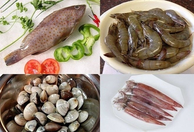 chuẩn bị hải sản để nấu lẩu