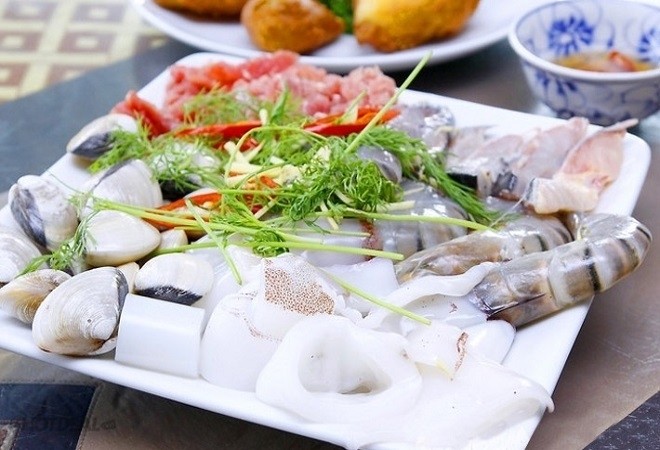 sơ chế nguyên liệu và xếp sẵn ra đĩa