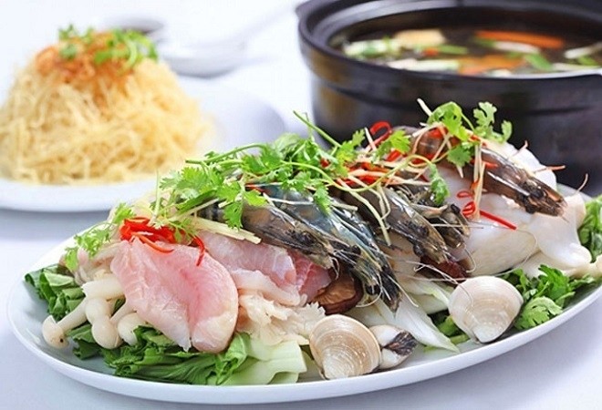 chuẩn bị lẩu hải sản để thưởng thức