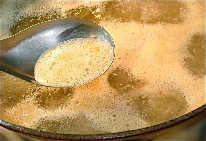 hớt bọt khi ninh xương