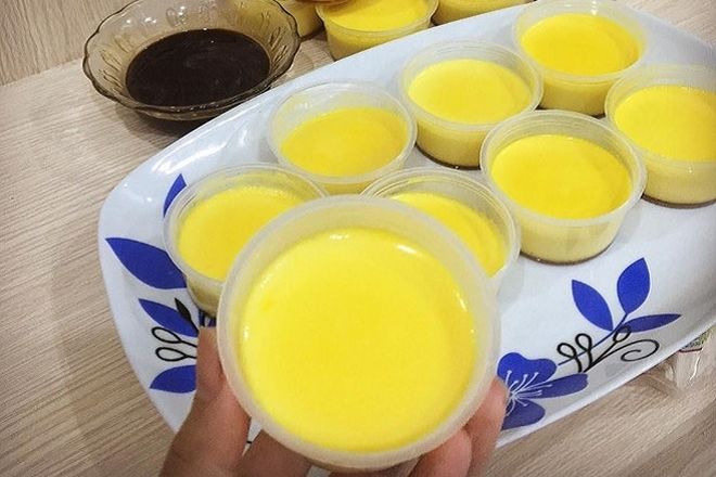 bánh flan trứng gà ta đổ ra hộp nhỏ