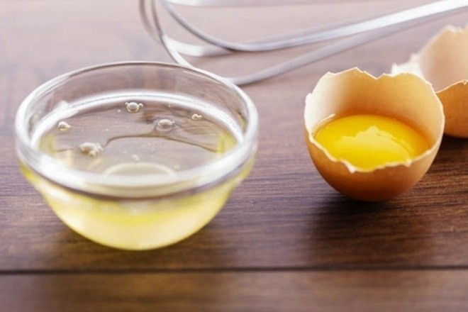 tách trứng gà ra hai tô riêng biệt