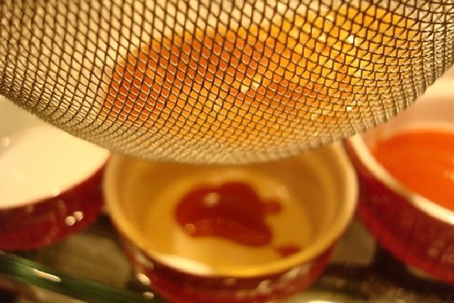 dùng rây lọc lại lòng đỏ trứng
