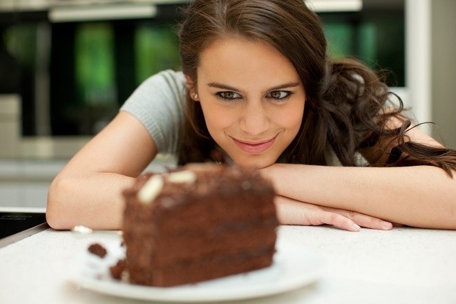 bạn có thể làm bánh bông lan bằng các dụng cụ bếp bình thường