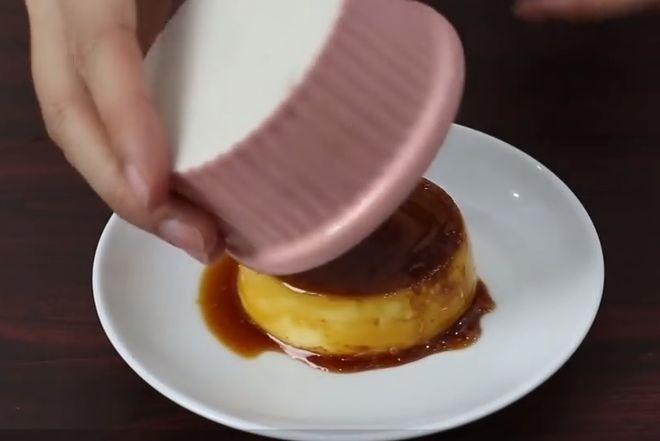 đổ bánh flan ra đĩa