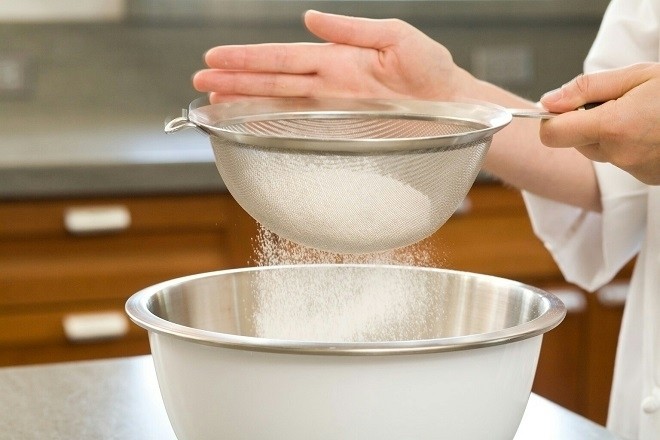 luôn phải rây thật mịn bột mì hoặc bột nở
