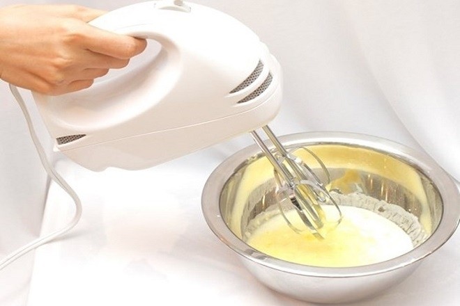 nên trộn bột bằng máy đánh trứng