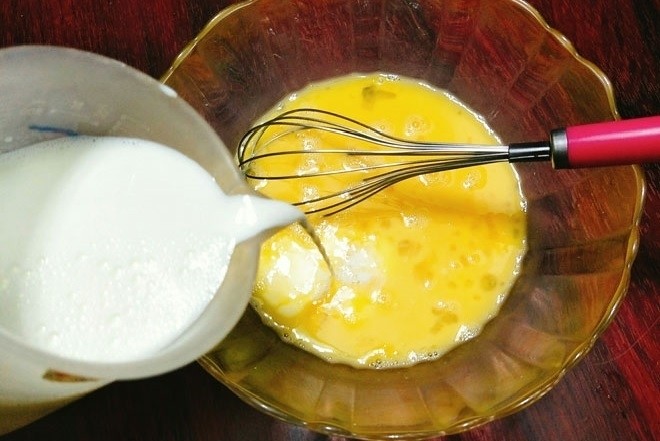 đổ sữa vào tô trứng