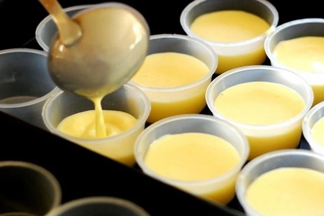 đổ hỗn hợp trứng sữa vào hộp