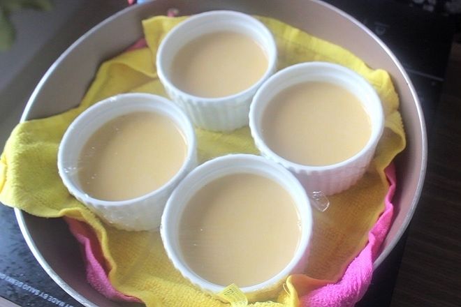 lót khăn dưới khuôn bánh flan