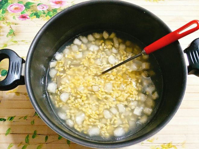 cho đậu xanh bột năng vào nồi