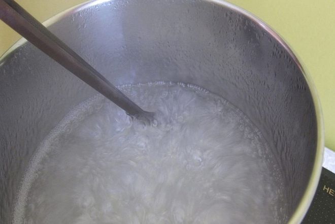 nấu sôi nước cốt dừa với bột rau câu