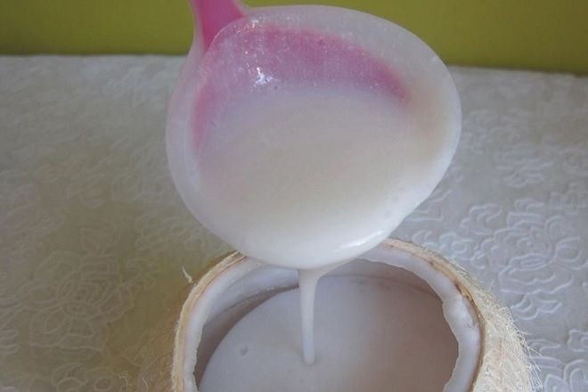 rót nước cốt dừa lên trên rau câu dừa