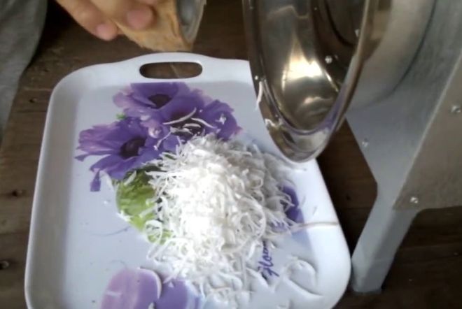 nạo cơm dừa cắt thành sợi