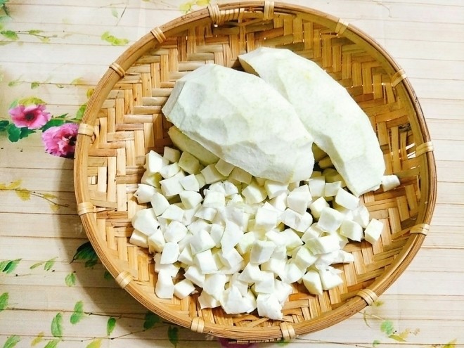 Gọt hết phần xanh của cùi bưởi.
