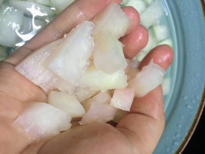 Bóp kỹ cùi bưởi với muối