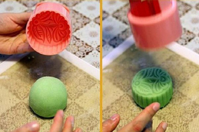 Công đoạn đóng khuôn trong cách làm bánh trung thu da tuyết
