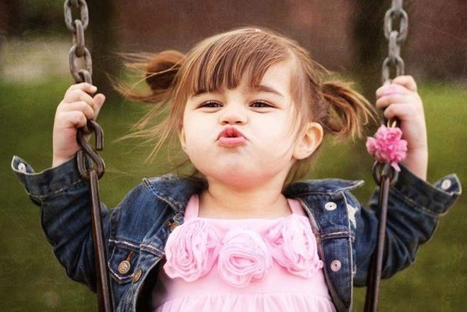 bé gái chu miệng ngồi xích đu
