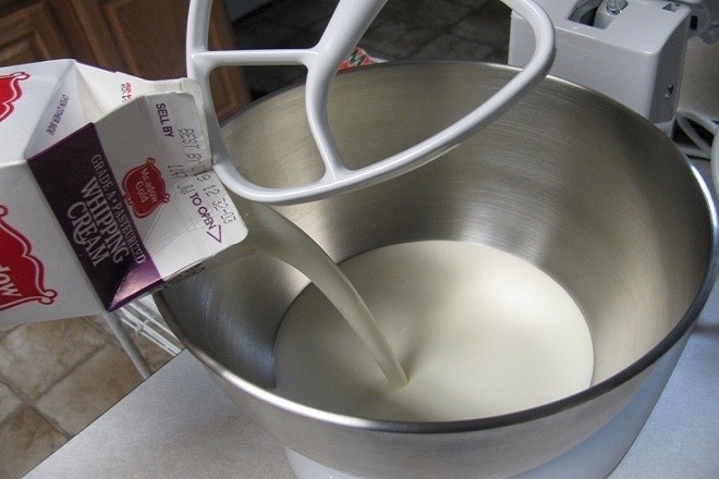 cho whipping cream vào âu