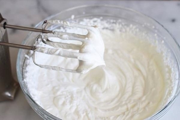 dùng phới đánh topping cream