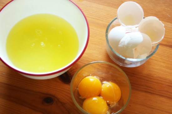 tách lòng đỏ và lòng trắng trứng gà