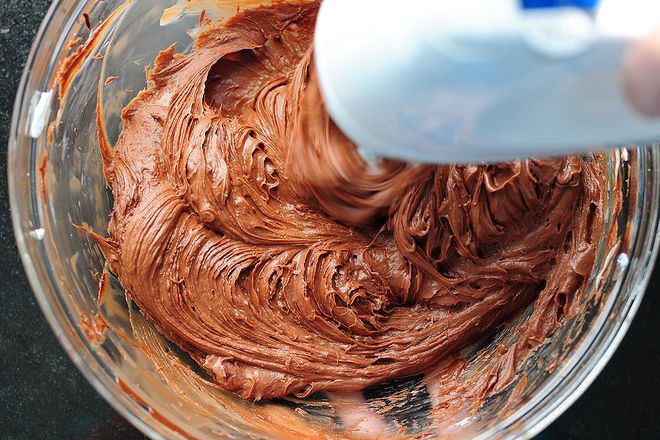 cho bột cacao vào tô