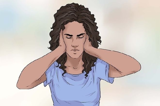 người phụ nữ tóc xoăn ôm đầu