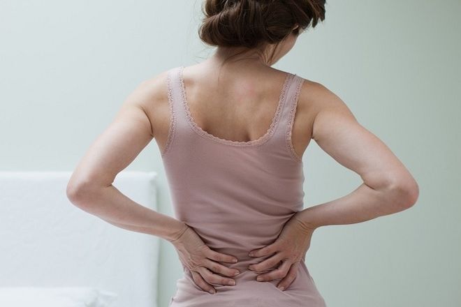 người phụ nữ bị đau lưng