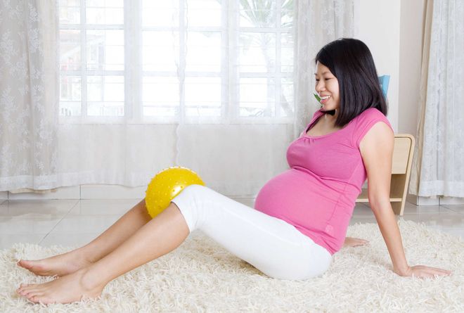 mẹ bầu giữ cho 2 chân luôn được dang ra