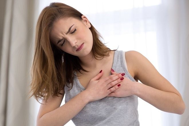 cô gái bị đau ngực