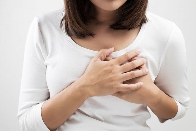 người phụ nữ bị đau ngực