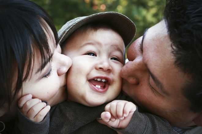 bé trai và cha mẹ