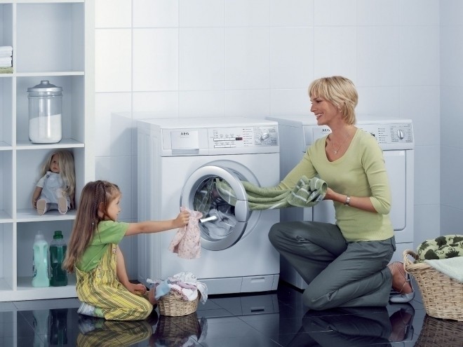 Dạy trẻ tự giặt quần áo của mình