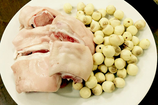 Món ăn dặm cho bé_cháo móng giò hạt sen
