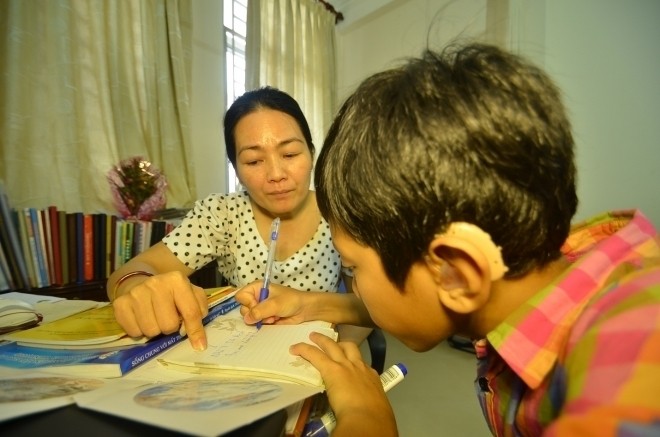 Tâm lý trẻ khiếm thính_Trẻ viết bài
