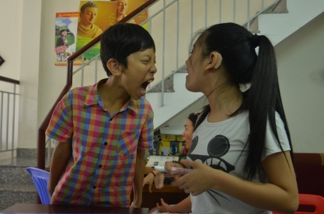 Trẻ khiếm thính dễ cáu giận do bị hạn chế trong giao tiếp